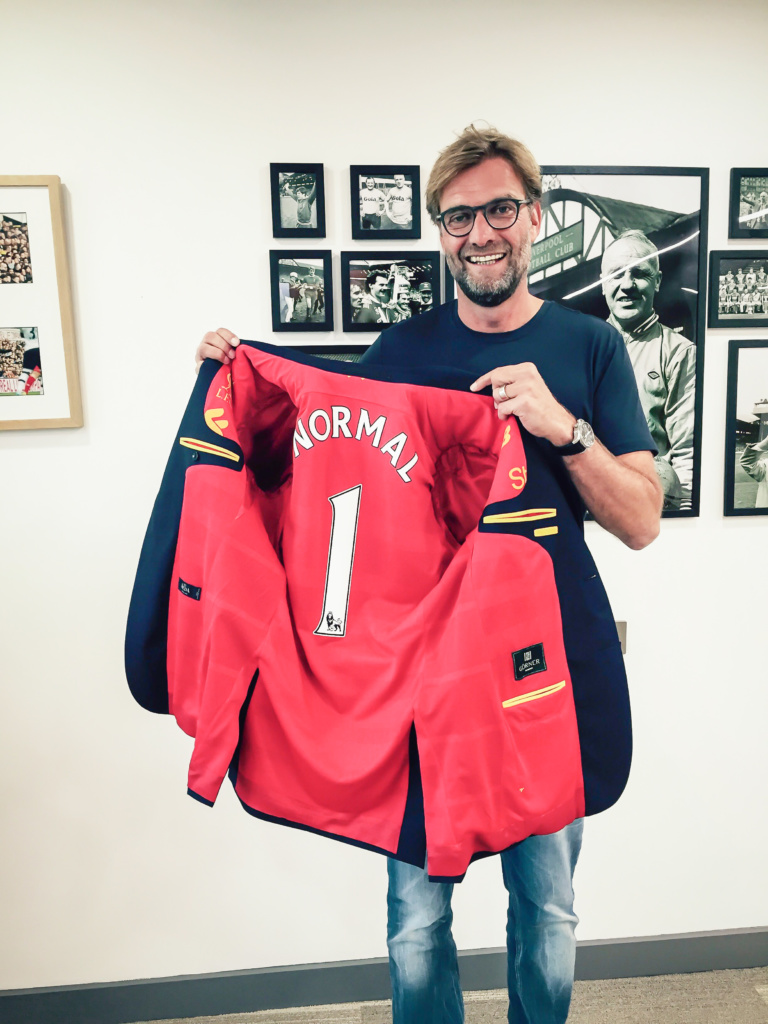 Jürgen Klopp, Kult-Trainer des F.C. Liverpool erhält das erste Trikot-Jackett.