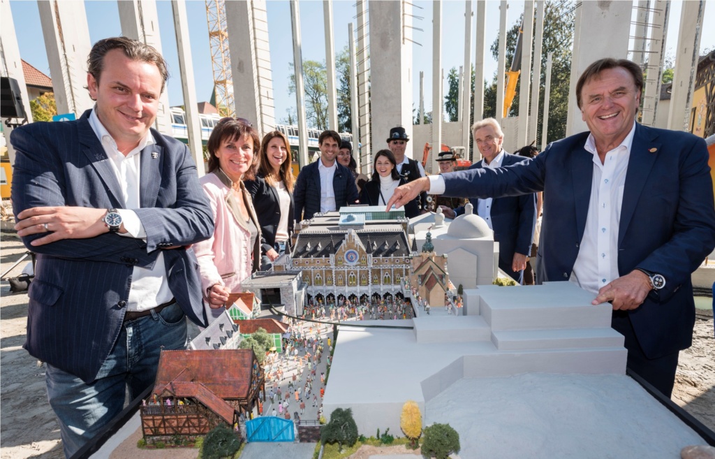 (v.l.n.r.): Michael Mack (Geschäftsführer MackMedia), Marianne Mack mit Tochter Ann-Kathrin, Thomas Mack mit Ehefrau Katja sowie Jürgen und Roland Mack (Inhaber Europa-Park) bei der Enthüllung des „Project V“-Modells