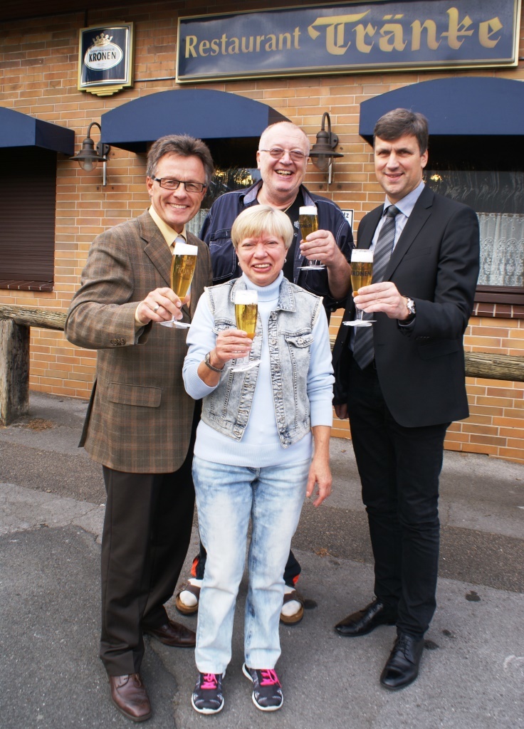 Alexander Olschowka (li.) und Thomas Schneider (re.) von den Dortmunder Brauereien stoßen mit Wirtepaar Rolf und Annegret Oehme auf die 50-jährige Gastronomietradition in der „Tränke“ an.